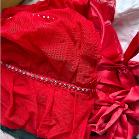 VICTORIA'S SECRET Red NWT size Medium
Wicked Open-Cup Ruched Slip - Picture 2 of 7